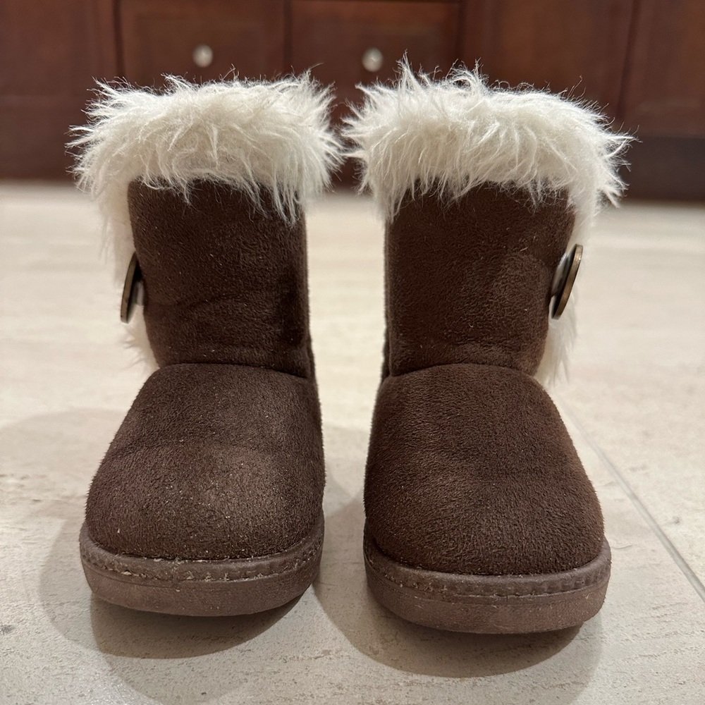 Sheepskin shearling boots dark brown toddler size 6.  Ugg, Bear Paw like boots